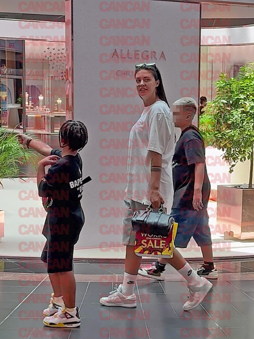 Cântăreața a ieșit la o sesiune de shopping alături de Maya, Dominic și Akim.