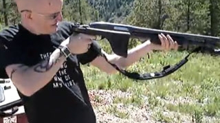 VIDEO Si-a spart dintii, in timp ce tragea cu pusca!