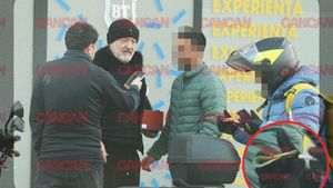Numai unul e Gigi Becali! A cinstit un livrator, în mijlocul străzii