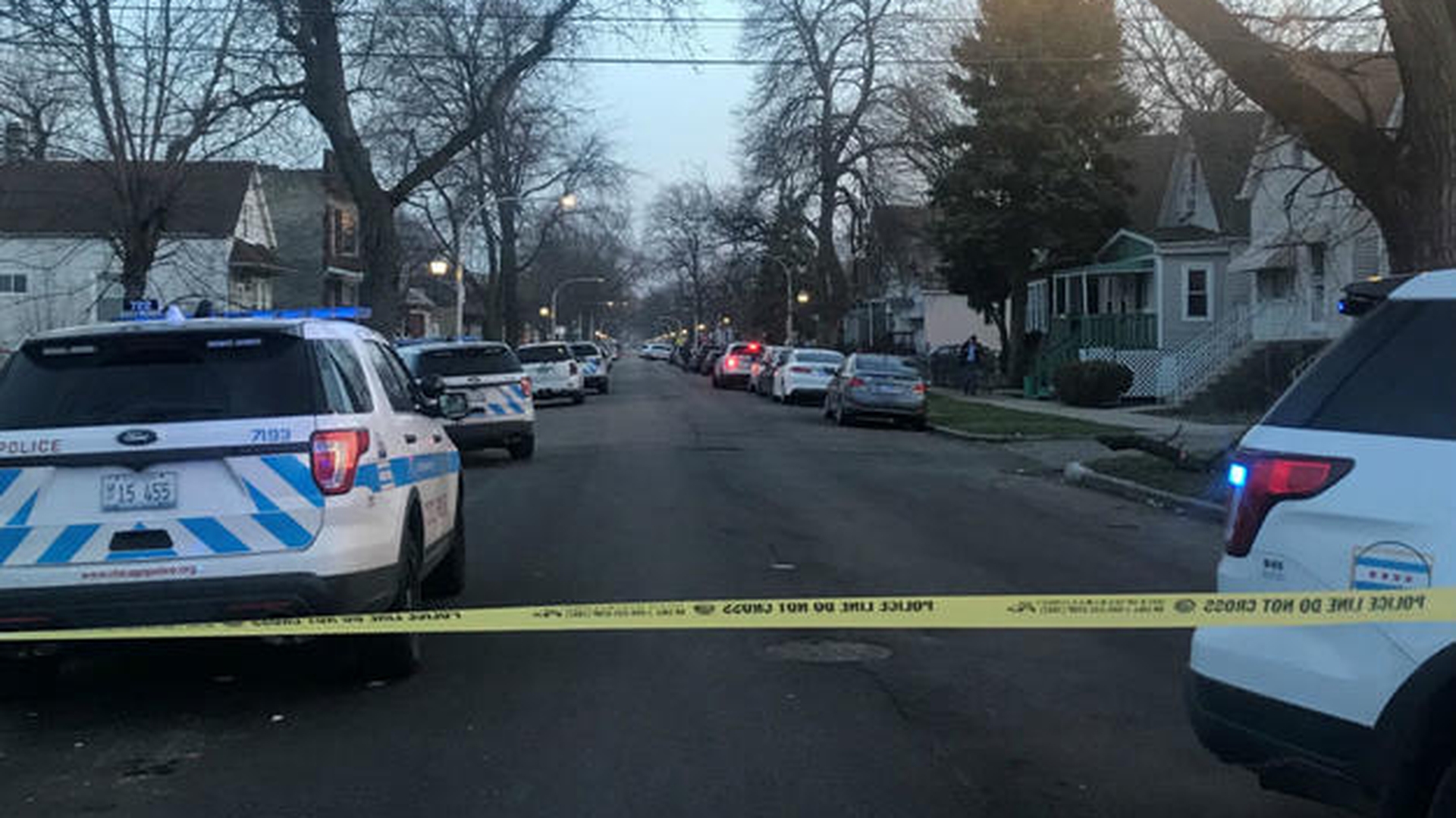 Atac armat în Chicago. Cel puțin 6 oameni, printre care și 2 copii, au fost răniți