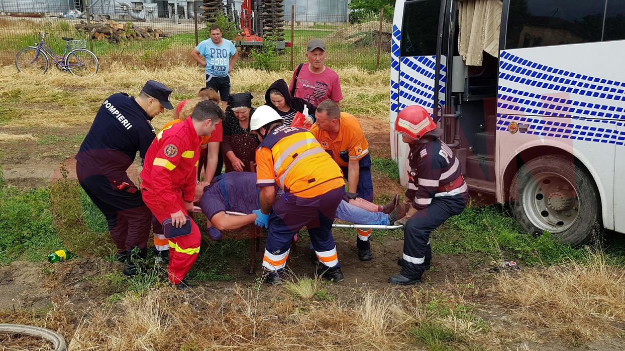 Accident înfiorător în județul Arad, după ce un autobuz plin cu oameni s-a ciocnit cu o autobasculantă. Victimele sunt luate cu elicopterul