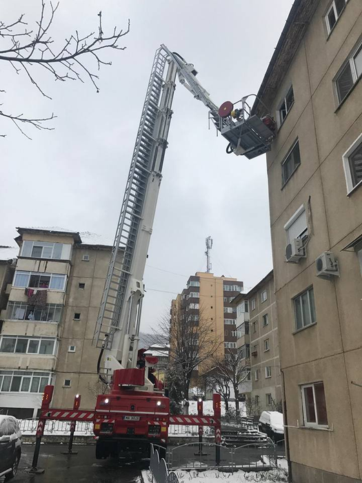 Copil de un an și jumătate, salvat de pompieri de la etajul 4 al unui bloc din Râmnicu Vâlcea