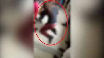 Elevă ruptă cu bătaia de o colegă, în Rădăuţi! Fata e lovită fără milă și trasă de păr chiar pe holul şcolii. Imagini incredibile