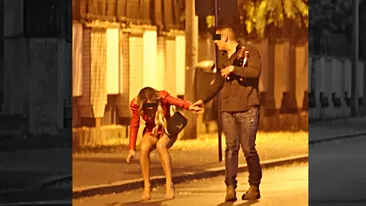 Zeul Bachus face ravagii serioase!!! O blondă puternic ”avariată” și un tânăr au plecat cu sticlele de șampanie din club direct pe stradă. Ce a urmat e uluitor!