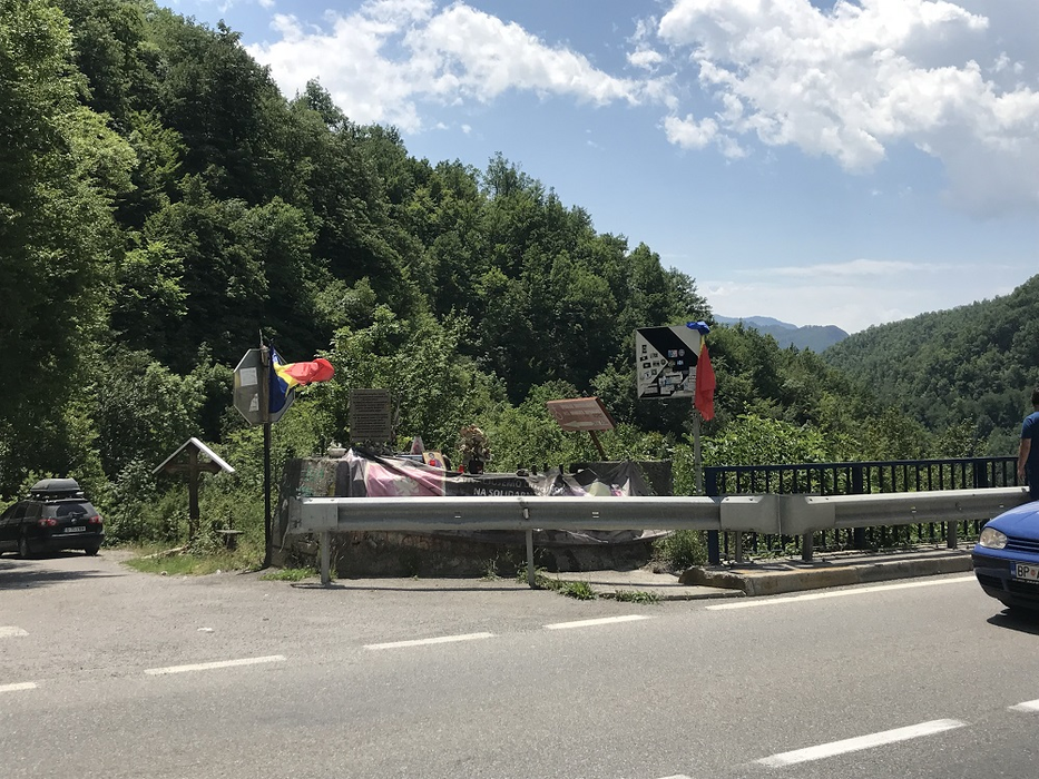Monumentul comemorativ ridicat la locul tragediei din Muntenegru