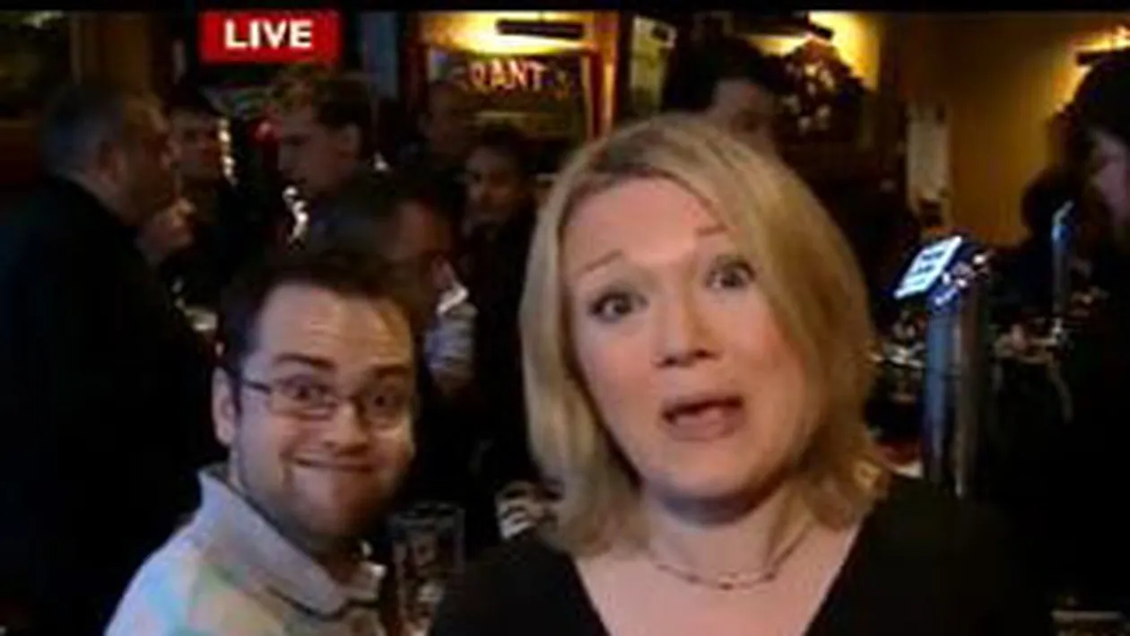 VIDEO Un tanar face circ in spatele unui reporter care transmite live!