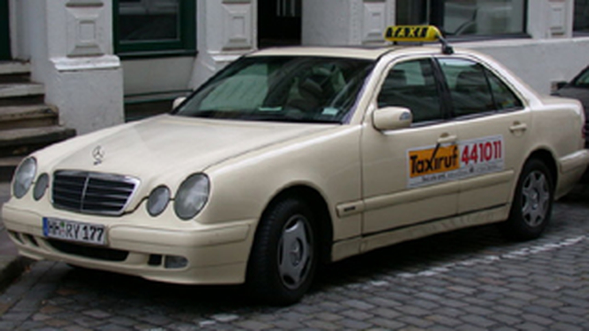 Un sofer de taxi din Hamburg a fost arestat pentru ca si-a inchis o clienta in portbagaj