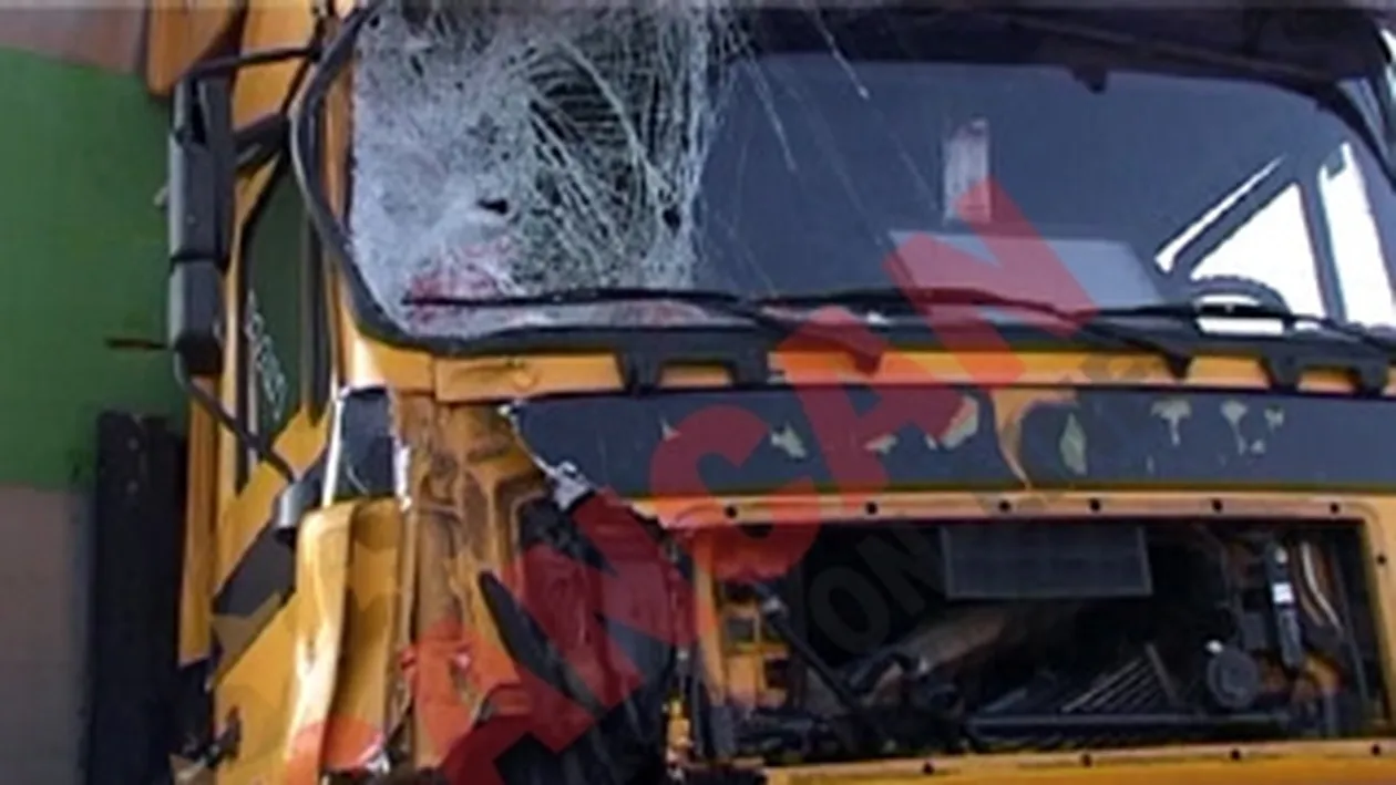 Grav accident auto cu raniti si masini avariate! Microbuz spulberat de TIR pe DN 1