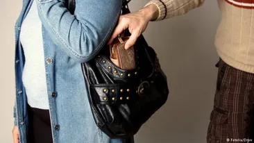 Astăzi dimineața mi s-a furat geanta în tramvaiul 13. Ce au găsit hoții în poșeta femeii