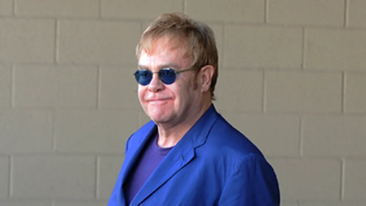 Elton John, intr-o tinuta de zile mari. S-a imbracat in albastru din cap pana-n picioare
