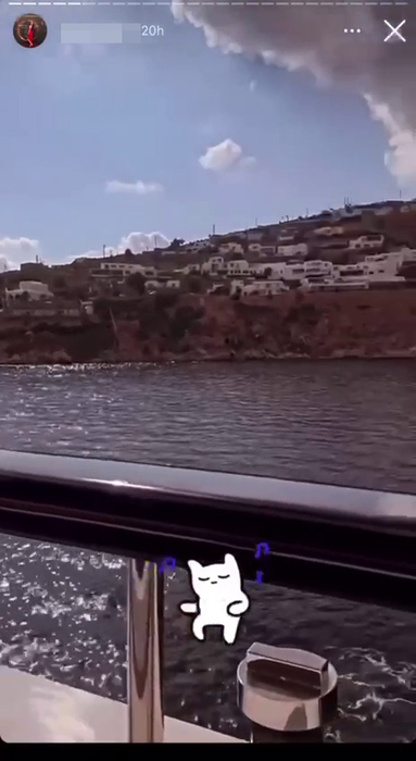 G.G. nu a ratat ocazia să se fotografieze peisajul din Mykonos
