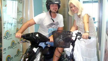 Liana Stanciu, intr-o fusta alba si transparenta, pe bicicleta! A dat o tura prin birou!