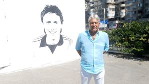 Un craiovean talentat! După ce a pictat chipul lui Ilie Balaci, acum l-a pictat și pe Sorin Cârțu pe unul dintre zidurile Craiovei. FOTO