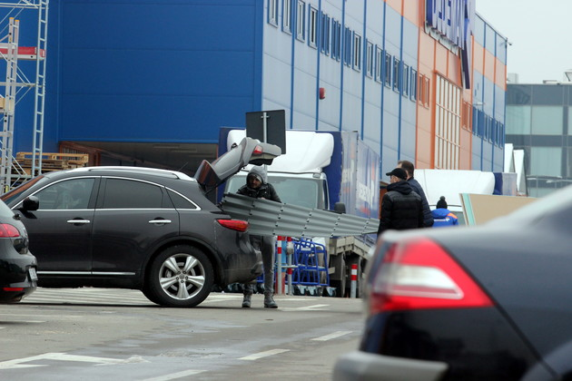 Liviu Varciu este pus pe cheltuit banii castigati cu greu la ASIA EXPRESS.Acesta si-a cumparat un superb Infinity in valoare de 25.000 de euro la care si-a pus numere personalizate.Varciu a mai cumparat cateva corpuri de mobila sh de pe internet,acesta avand intalnire cu vanzatorul in parcarea unui centru comercial din zona Baneasa.Dupa ce s-a cautat cu vanzatorul pret de minute bune,Varciu a analizat marfa dupa care a batut palma. Am numarat aproape 50 de bacnote de 100 ron si una de 200 ron.Inainte de a merge acasa,Varciu a trecut pe la un magazin de bricolaj si si-a cumparat un acoperis pe care s-a chinuit sa-l introduca in noua masina,insa cu ajutorul oamenilor care l-au recunoscut pana la urma a reusit.cezar.preda-ianuarie 2019-04.01.2019- Liviu Varciu