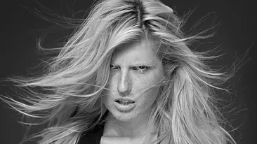 Imagini in premiera! Cum arata cea mai frumoasa romanca in viata inainte sa devina celebra si comparata cu Angelina Jolie!