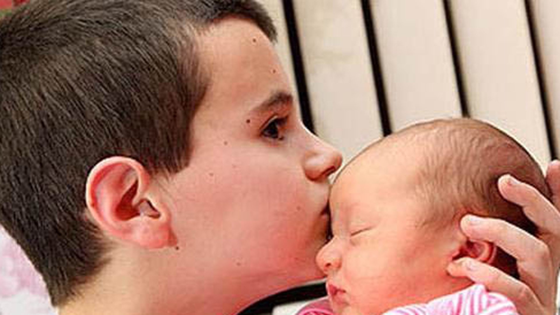 A facut un copil la numai 13 ani, insa asta nu e totul! Vezi cine este mama bebelusului