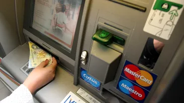 Un tânăr a găsit 12.000 de lei într-un ATM din Alba Iulia. Ce a făcut cu banii