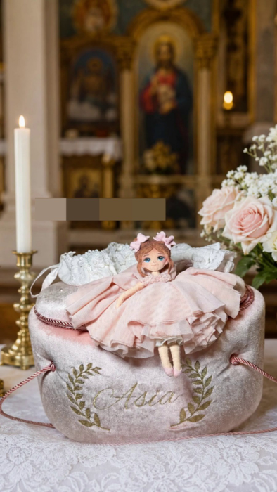 Larisa Udilă și-a botezat fiica! Imagini de basm de la slujbă și party: Andra Măruță și Theo Rose au încins ringul de dans pentru invitați
