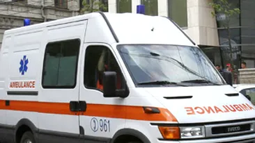 Un medic si o asistenta de pe o ambulanta, loviti de un barbat ce consumase bauturi alcoolice