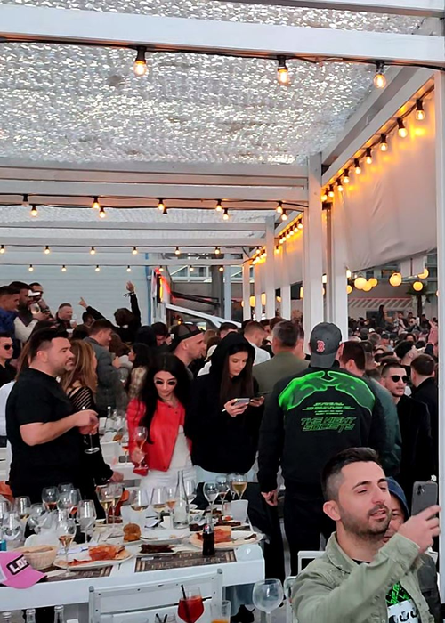 BRomania, cu spatele, atent la iubita lui care butonează telefonul (Foto: CANCAN.RO)