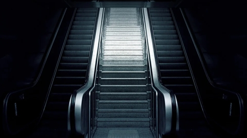Scene horror în stația de metrou Piața Unirii. Un bărbat cu hainele pline de sânge ținea un topor în mână