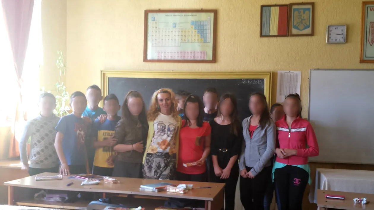 Scandal de proporţii într-o şcoală din Argeş. Elevii nu se pot concentra cu ochii la portjartierul profesoarei de româna!
