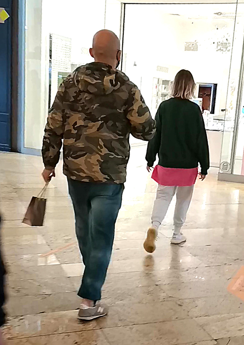 Alexandra Stan, la shopping cu "bodyguardul" după ce ar fi primit amenințări