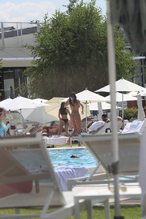 Raluca, mişcări senzuale la piscină
