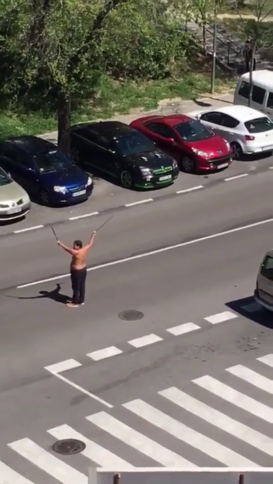 La bustul gol, înarmat cu săbii, un  spaniol s-a luat la bătaie cu polițiștii