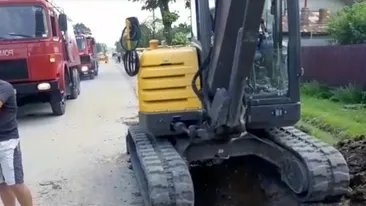 VIDEO. Muncitor prins sub un mal de pământ, în Dâmbovița. Intervenția rapidă a pompierilor i-a salvat viața