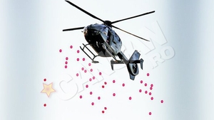 I-au aruncat baloane "alb-rosii" din elicopter