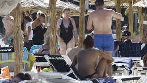 Oana Lis, la plajă. Cum a apărut soţia lui Viorel Lis: "Nici Guvernul nu munceşte azi!"