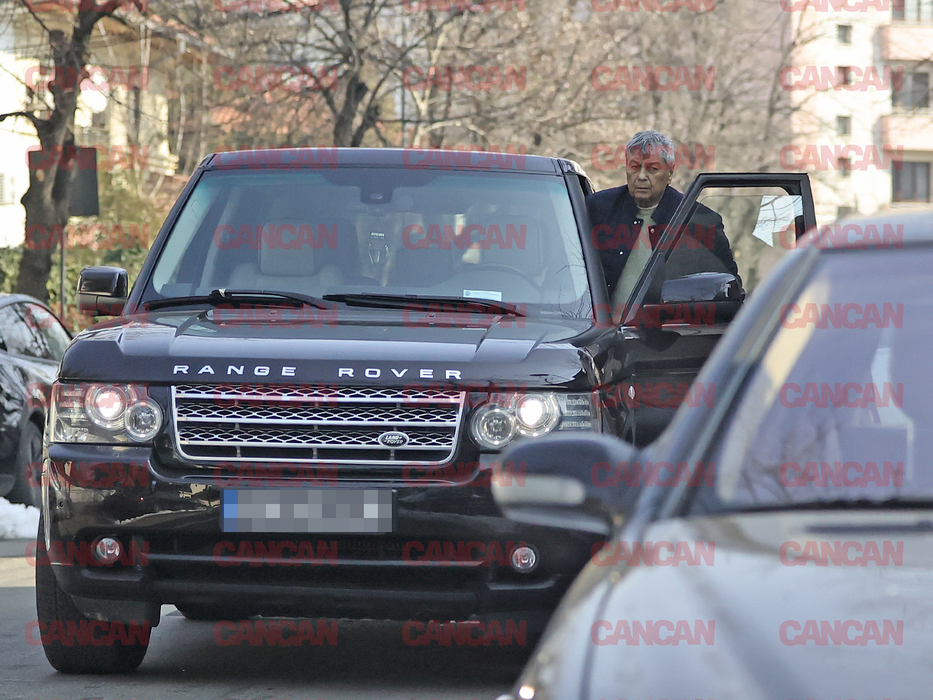 Mircea Lucescu coboară din Range Rover