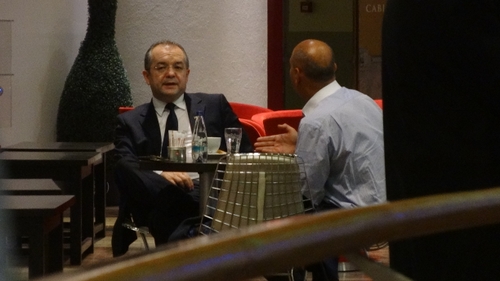 Emil Boc a dat bacsisul pe sub masa. Uite cum s-a relaxat fostul premier, la o cafea, inainte de reuniunea Consiliului PDL