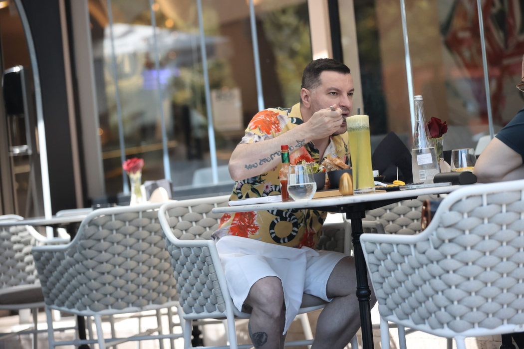 Fizz se bucură de un prânz corect la o terasă din Bucureşti