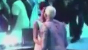VIDEO Incredibil! Chris Brown a batut-o de a rupt-o, dar Rihanna s-a sarutat aseara pe gura cu el la Premiile MTV!