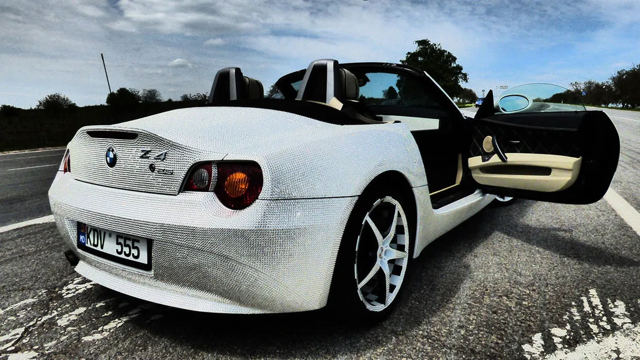 Mai tii minte BMW-ul incrustat cu pietre Swarovski ? Proprietarul l-a scos la vanzare! Vezi ce vrea in schimbul masinii!