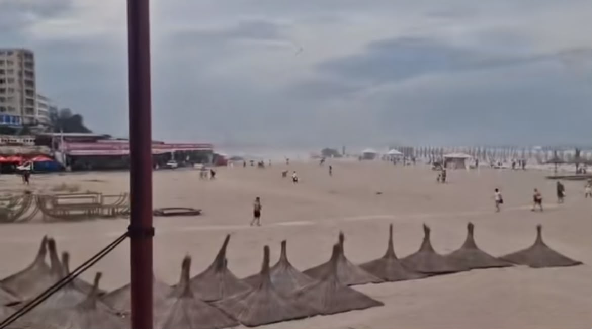 Furtuna de nisipi a alungat turiștii de pe plajă/ sursă foto: Facebook