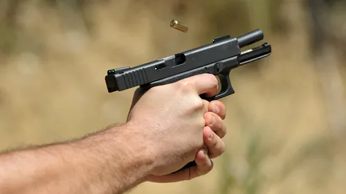 Galați: Un individ periculos care a tras cu pistolul în plină stradă și a împușcat un om, prins