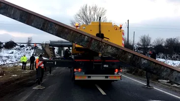 Dorel din Caracal a lovit un limitator de înălțime. Traficul auto și feroviar a fost blocat