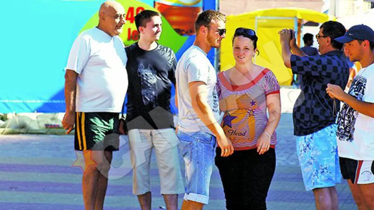 Viorel Lis se pozeaza cu turistii