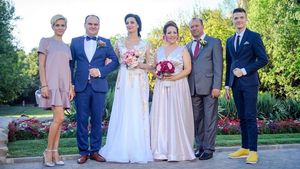 Cântăreaţa Făniţa Modoran, păcălită să-şi pună pirostriile. Au pus-o să se îmbrace mireasă pentru o prezentarea de modă, dar de fapt era nunta ei
