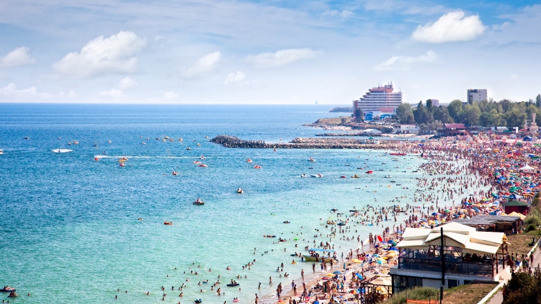 Dezastru pe litoralul românesc după cel mai aglomerat weekend! Turiștii au lăsat pe plajă o mare de gunoaie, chiștoace și chiar lenjeria intimă