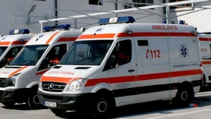 Doi tineri din Gorj au ajuns la spital după ce au fost loviți de un camion. Șoferul a fugit de la locul accidentului