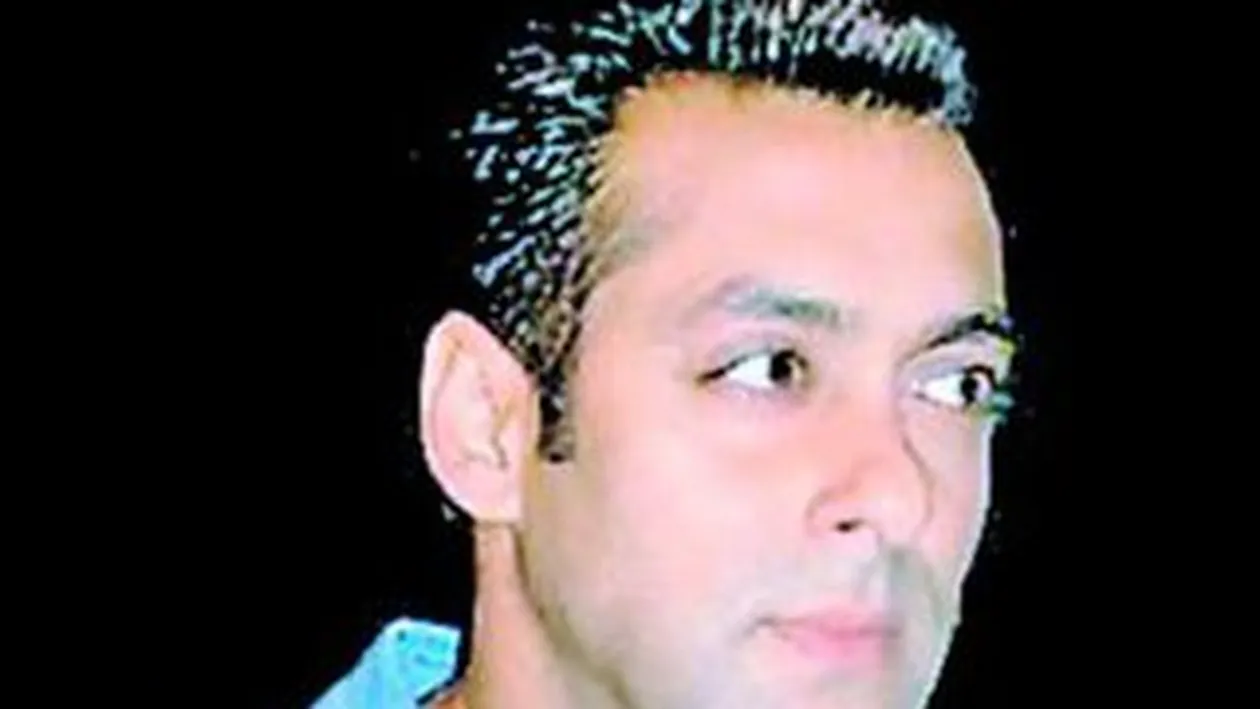 Pe Salman Khan il puteti vedea, incepand de azi, in Dabangg, ultima pelicula din cadrul colectiei MARI FILME INDIENE, lansata de CANCAN. Manat de tata la insuratoare