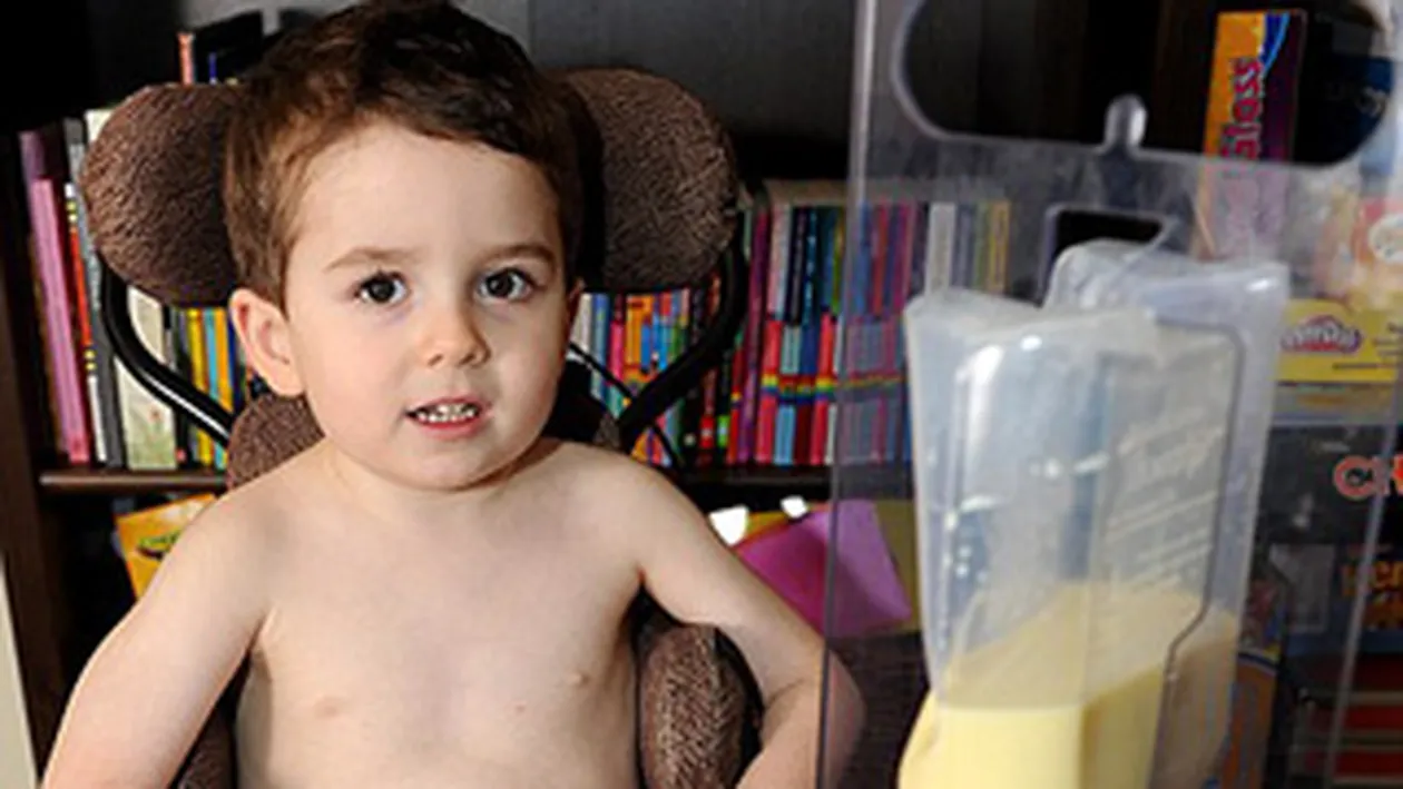 Un baietel de patru ani nu a mancat niciodata! Nu stie ce gust are mancarea