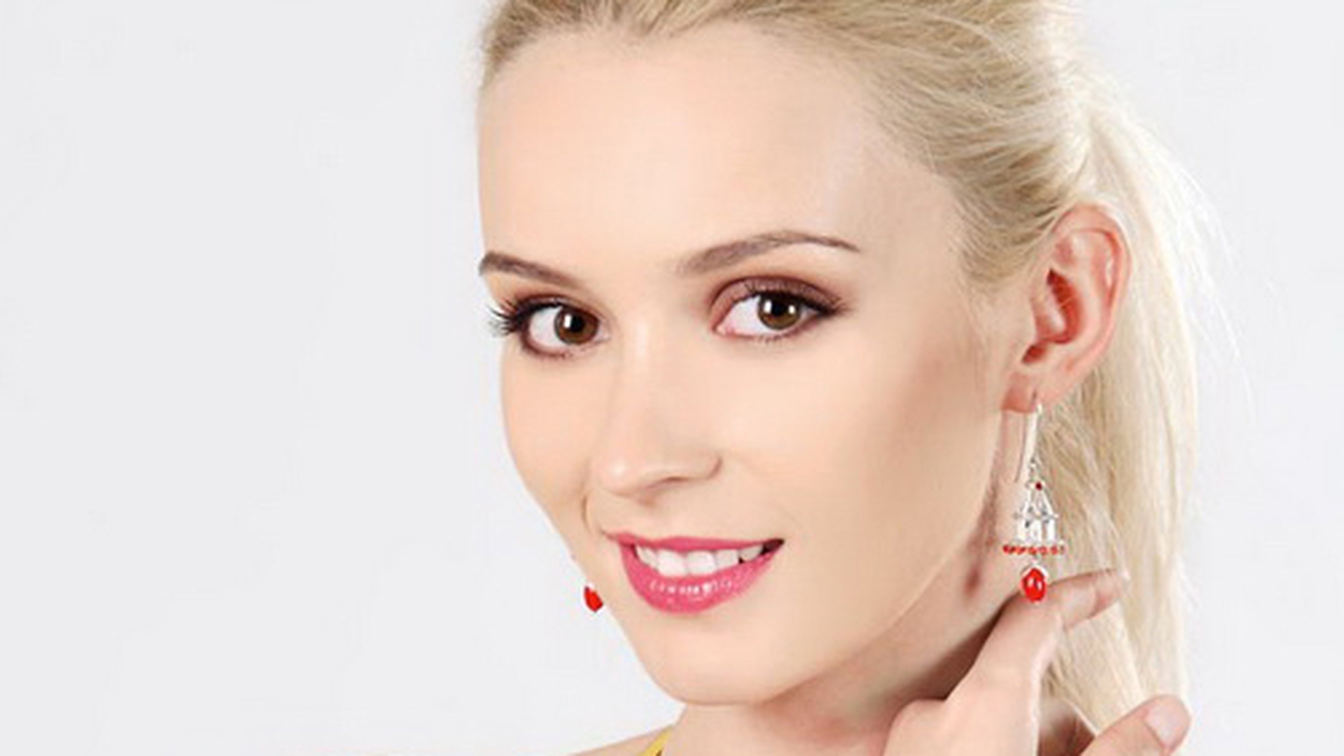 Nemachiata si imbracata sumar. Diana Dumitrescu, tavalita goala in pat