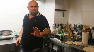 Iesire nocturna cu o bruneta misterioasa. Vezi cum si-a facut de cap Catalin Scarlatescu, tarziu in noapte!