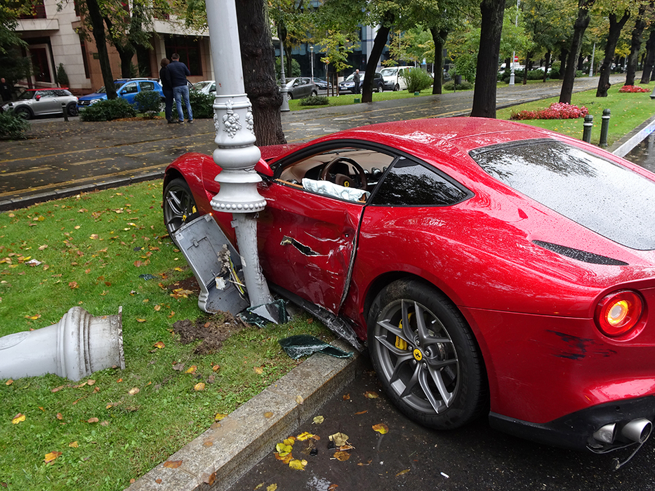 Ultima oră: accident uluitor în centrul Bucureştilor! Fostul boss milionar de la ”Asigurări” şi-a izbit de stâlp Ferrari-ul de 350 mii €!