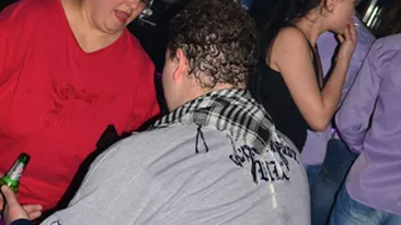 Ioana, fosta iubita a tatalui lui Banel, si-a facut de cap in club! A iesit la agatat- Uite-o cum arata cu berea in mana si dansand!